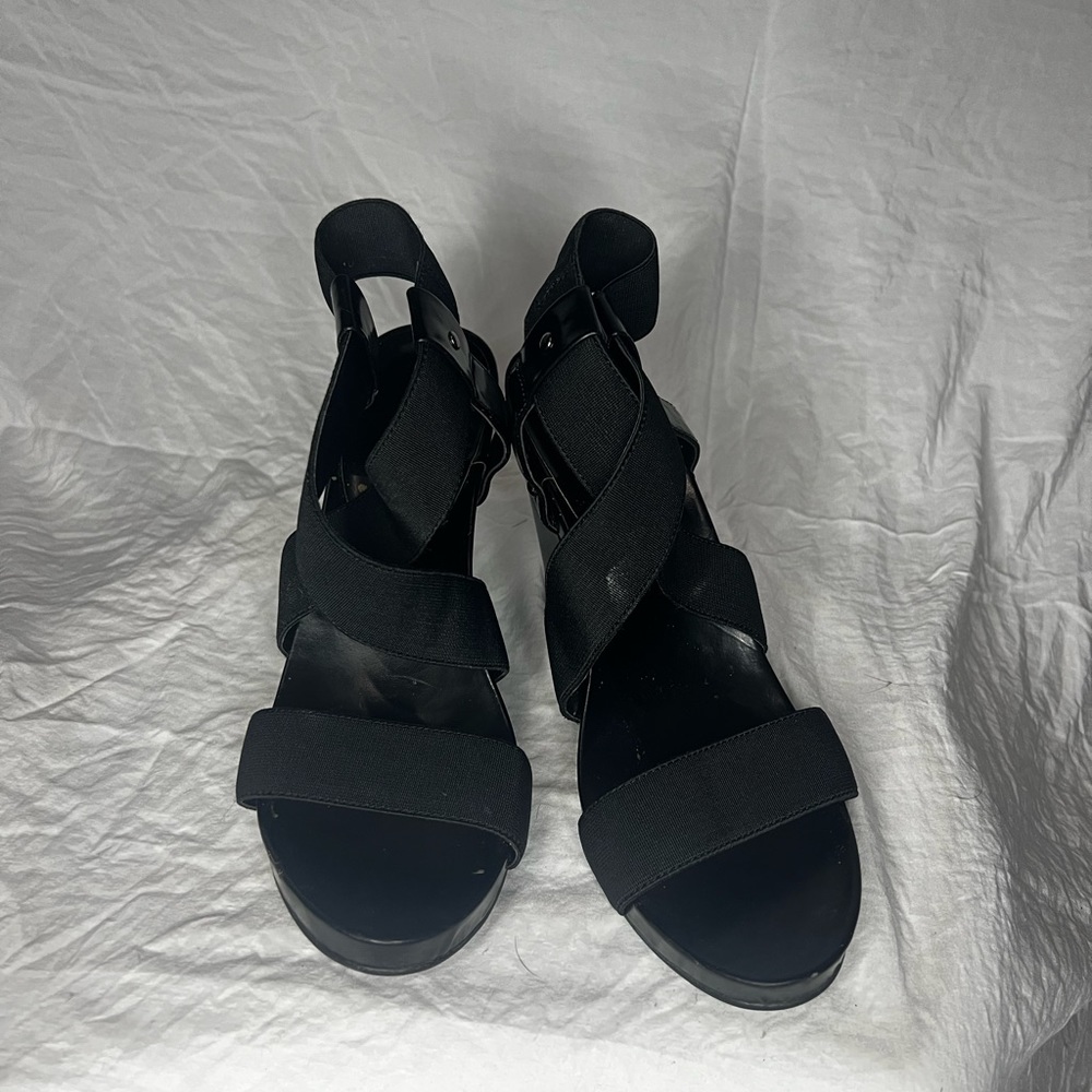 Women’s strapping wedged heel